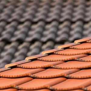 Dachówka płaska czy falista – co jest lepszym wyborem?