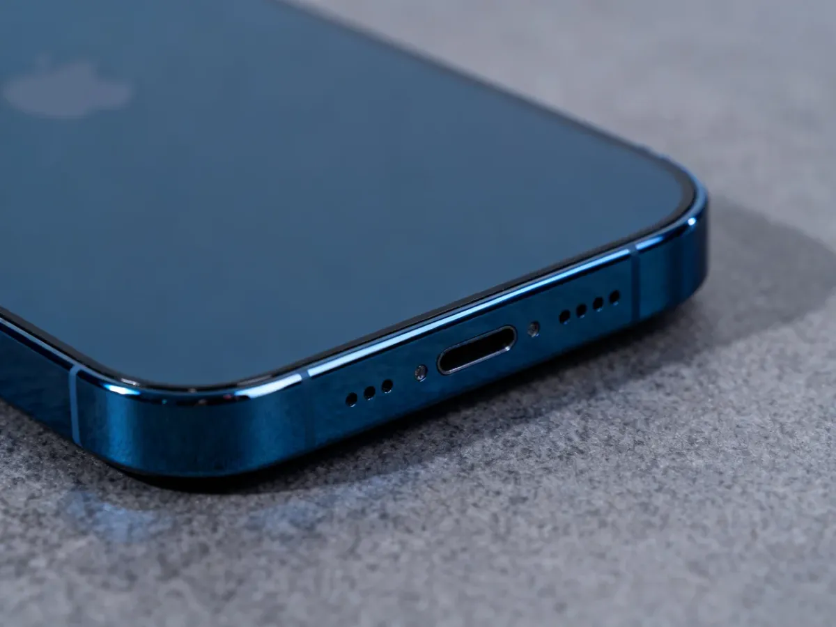 Zbliżenie aluminiowej obudowy iPhone’a 17 Pro