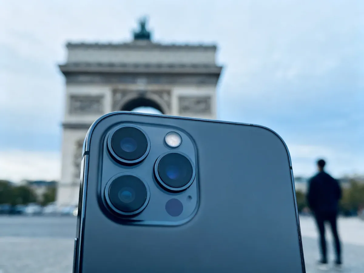 Smartfon z potrójnym aparatem i teleobiektywem fotografujący odległy detal architektoniczny