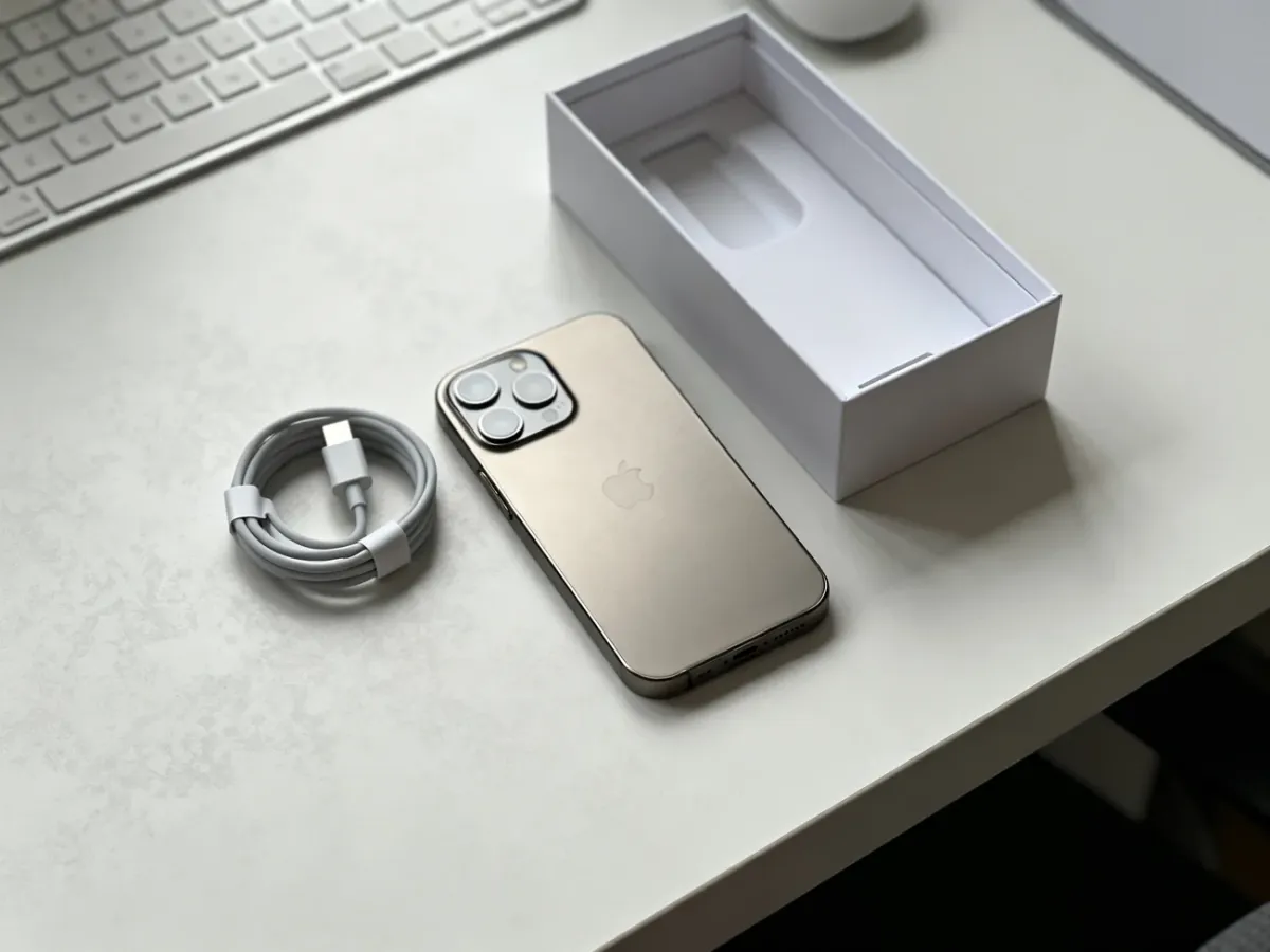 iPhone 16 Pro z akcesoriami na biurku