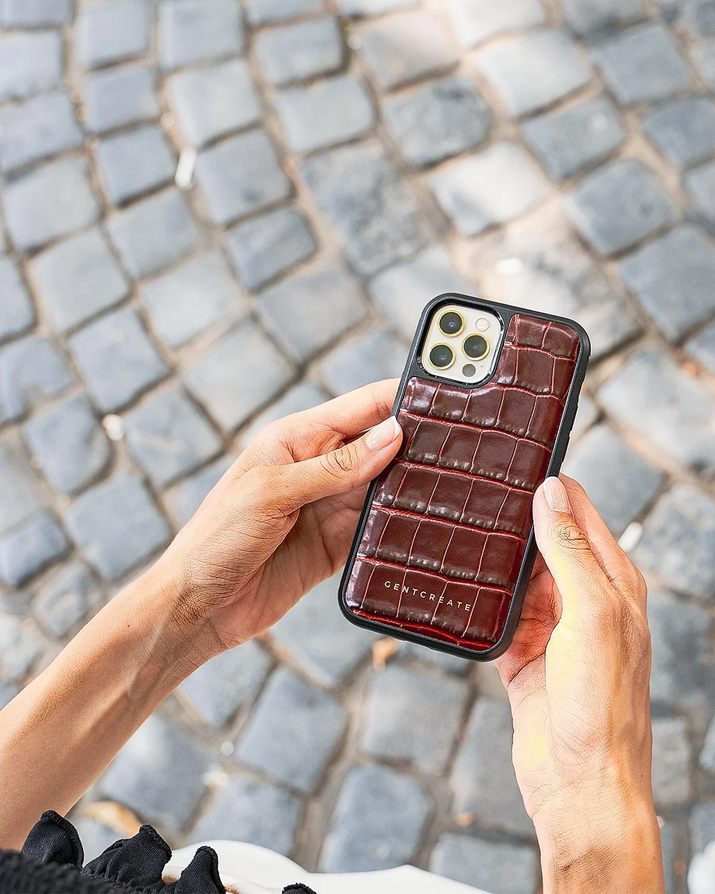 iPhone 13 Pro Max leżący na drewnianym biurku, wyeksponowany na potrójny moduł aparatu w nowoczesnym wnętrzu.