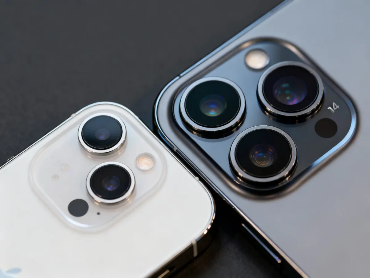 Tylne aparaty iPhone’a 14 i iPhone’a 14 Pro pokazane obok siebie
