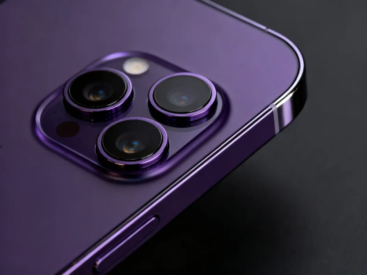 Potrójny aparat iPhone’a 14 Pro na purpurowym panelu