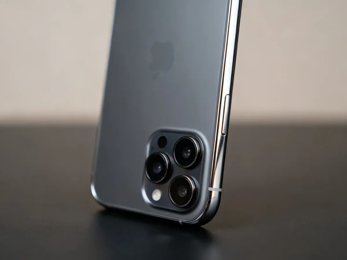 iPhone 12 Pro z potrójnym aparatem na eleganckim tle